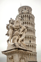 La fuente de los Cupidos y la torre de Pisa - Pisa, Italia