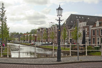 Calle y Canal Oudegracht vistos desde la calle Breedstraat - Weesp, Países Bajos