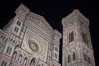 Campanario de Giotto y fachada de la catedral de Florencia de noche - Florencia, Italia