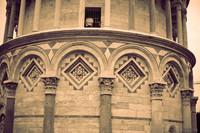 Detalle de la arcada ciega de la Torre de Pisa - Pisa, Italia