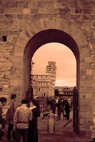 La Torre di Pisa vista attraverso una porta secondaria delle mura accanto a Porta Nuova - Pisa, Italia