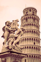 La fuente de los cupidos frente a la Torre de Pisa - Pisa, Italia