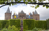 El castillo de Muiden visto desde sus jardines - Muiden, Países Bajos