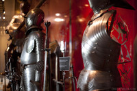 Espada y armaduras holandesas en la armería del museo de Muiderslot - Muiden, Países Bajos