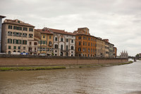 Edificios a lo largo del Arno en Pisa y la silueta gótica de la iglesia Santa Maria della Spina - Pisa, Italia