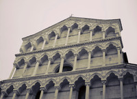 Detalle de la fachada de la iglesia de San Michele in Borgo - Pisa, Italia