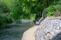 Sentier à côté de la rivière DuPage à Naperville - Naperville, États Unis