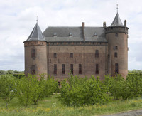 El huerto de ciruelos y fachada noroeste del castillo Muiderslot - Muiden, Países Bajos