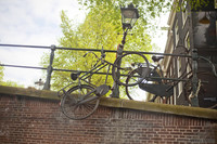 Stationnement extrême de vélos sur un canal d'Amsterdam - Amsterdam, Pays-Bas