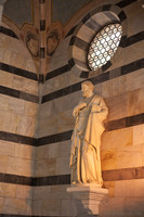 Estatua de San Pedro en la iglesia Santa Maria della Spina - Pisa, Italia