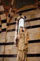 Statua della Madonna col Bambino all'interno di Santa Maria della Spina - Pisa, Italia