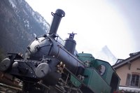 Locomotiva accanto a una stazione a Chamonix - Chamonix, Francia