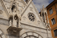 Detalle de la fachada de la iglesia de Santa Maria della Spina - Pisa, Italia