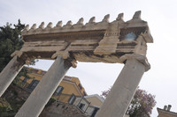 Architrave au-dessus des colonnes ioniques de l'Agora Romaine à Athènes - Athènes, Grèce