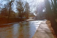 Sentiero lungo il fiume vicino al ponte coperto - Naperville, Stati Uniti