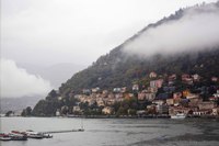 Riva e colline di Como - Como, Italia