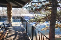 Terraza de Riverwalk junto a un pino - Naperville, Estados Unidos