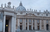 Fachada de la basílica e inicio de la columnata sur - Ciudad del Vaticano, Santa Sede