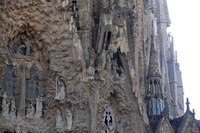 Detalle de la fachada del nacimiento de Jesucristo en la Sagrada Familia - Barcelona, España