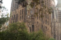 Façade de la Sagrada Familia depuis la place Gaudí - Barcelone, Espagne