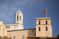 Campanile della Cattedrale di Girona e l'Estelada della Catalogna - Girona, Spagna