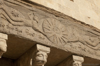 Detalle del sarcófago en la fachada de la basílica de Sant Feliu - Girona, España