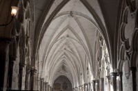 Bóvedas góticas cuatripartitas en el claustro norte - Londres, Inglaterra