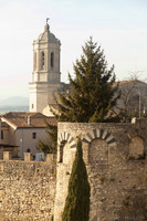 Catedral y torre redonda de la muralla de Girona - Girona, España