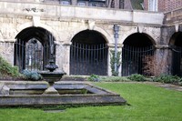 Fountain of the Little Cloister garden - London, England