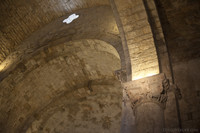 Detalle de un capitel y la bóveda del monasterio de Sant Pere de Galligants - Girona, España