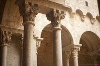 Columnas dobles del claustro del monasterio - Girona, España