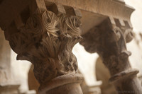 Detalle de un capitel con criatura mitológica en el claustro del monasterio - Girona, España