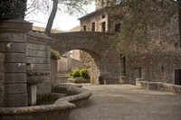 Plaça dels Jurats y paseo arqueológico en Girona - Girona, España