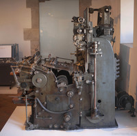 Máquina de composición tipográfica, vista lateral - Barcelona, España