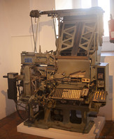 Máquina de composición tipográfica, vista frontal - Girona, España