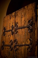 Puerta de madera con hierro - Barcelona, España