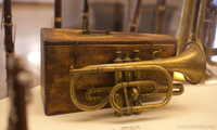 Cornetín antiguo y estuche original en la sección musical del museo - Girona, España