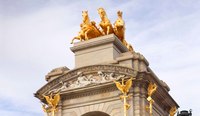 Detalle del frontón de la cascada monumental del parque de la Ciudadela - Barcelona, España