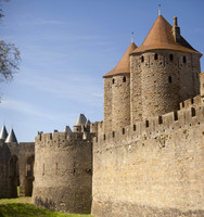 Las torres y el puente levadizo de la puerta de Narbona - Carcasona, Francia