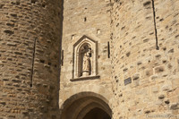 Altar con estatua de la Virgen María en Puerta de Narbona - Carcasona, Francia