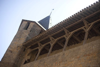 Galería de madera sobre la muralla del castillo Condal - Carcasona, Francia