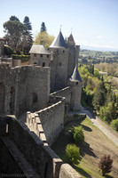 Mura lungo la strada davanti alla Porta del Aude nella parte ovest della cittadella - Carcassonne, Francia