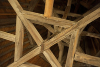 Charpente en bois d'une coupole de tour dans l'enceinte intérieure - Carcassonne, France