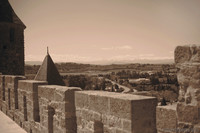 Vista de la región y los Pirineos al sur de la ciudad fortificada - Carcasona, Francia