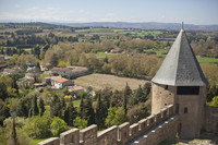 Vista del cammino di ronda nelle mura interne della cittadella - Carcassonne, Francia