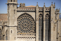 Rosetón en la fachada sur de la basílica de Saint-Nazaire en Carcasona - Carcasona, Francia
