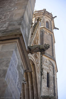 Gárgola y torre del transepto norte de la basílica de Saint-Nazaire - Carcasona, Francia