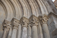 Dettaglio dei capitelli e l'archivolto nel portale nord della basilica di Saint Nazaire - Carcassonne, Francia