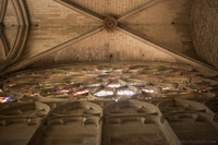 Bóveda cuadripartita junto al rosetón de la fachada norte de la basílica - Carcasona, Francia