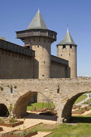 Puente y torres Casernes y Major del castillo - Carcasona, Francia